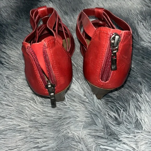 Red shoes with a short heel. - Picture 6 of 8